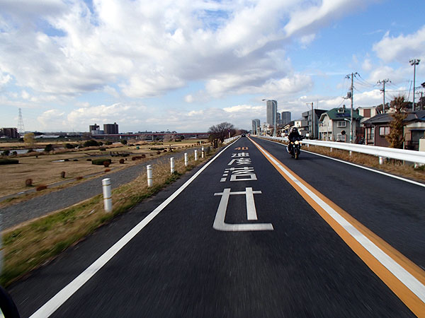 多摩川沿いを走行